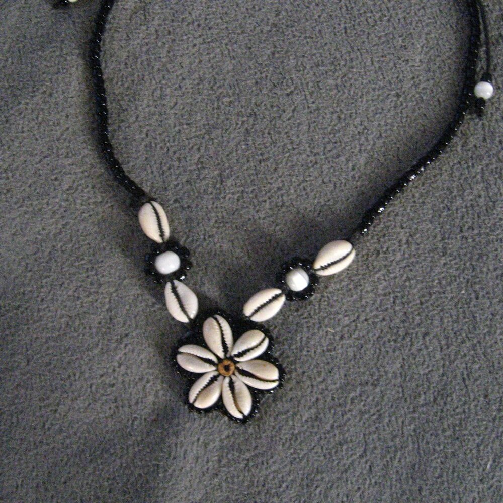 Groovy 1970's Shell & Bead String Choker Necklace - image 8